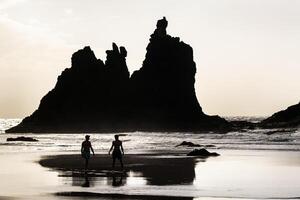 personas en el arenoso playa de benijo en el isla de tenerife.españa foto