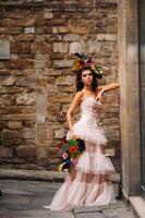 hermosa elegante niña modelo en un rosado Boda vestir fotografiado en florencia, participación un raro ramo, novia modelo con un ramo de flores en su manos, foto sesión de el novia en florencia