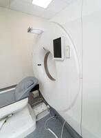 mri equipo. magnético resonancia imagen escanear dispositivo en hospital. médico equipo y salud cuidado concepto. foto