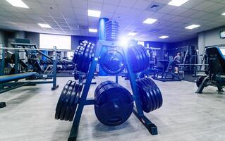 enorme panqueques para un pesa en un gimnasia. deporte y sano vida concepto. conjunto de panqueques en gimnasio antecedentes. deporte equipo de cerca. foto