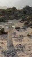 een eenzaam kruis staand hoog in de midden- van een dor woestijn landschap video