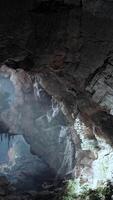 un' ipnotizzante grotta pieno con intricato formazioni e naturale meraviglie video