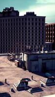 uma panorâmico Visão do uma vibrante cidade Horizonte visto a partir de uma telhado video