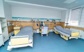 emergencia moderno hospital pabellón. limpiar cuidado de la salud vacío interior. foto