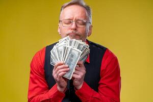 retrato de muy emocionado hombre con manojo de dinero. suerte día. humano emociones y facial expresiones foto