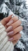 ai generado hembra mano con Brillantina uña diseño. Brillantina plata uña polaco manicura. mujer mano con invierno manicura. foto