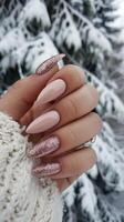 ai generado hembra mano con Brillantina uña diseño. Brillantina plata uña polaco manicura. mujer mano con invierno manicura. foto