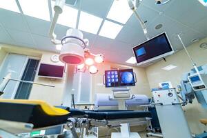 elegante moderno quirúrgico tecnología habitación. emergencia cirugía monitores en hospital. foto