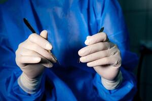 médico s manos en médico guantes. instrumentos para conductible quirúrgico operación en ojos. de cerca. médico concepto foto