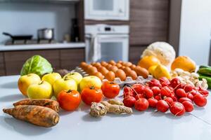 varios paleo dieta productos en blanco mesa. parte superior vista. sano haciendo dieta Fresco sabroso verduras, frutas y agricultores huevos. foto
