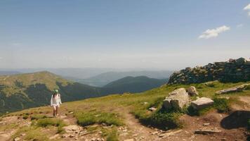 promeneur profiter Montagne vue, seul promeneur en marchant sur une Montagne Piste avec une vaste paysage dans le Contexte. video