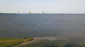 Ukraine. Odessa 15 août 2021 kite surf faire des exercices dans le baie près le rive. des sports formation et élémentaire école kite surf video