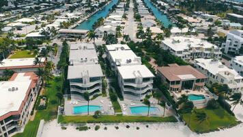 luxueux villas et Maisons sur le rive de le océan. vue de coûteux manoirs de le la taille de une drone sur le bord de mer. video