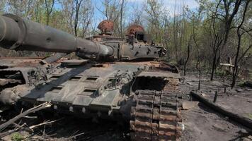 destruido y quemado tanque de el ruso Ejército como un resultado de el batalla con ucranio tropas en el bosque cerca Kyiv, Ucrania. ruso agresión en Ucrania. video