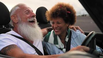 contento mayor Pareja teniendo divertido conducción en nuevo convertible coche - maduro personas disfrutando hora juntos durante la carretera viaje excursión vacaciones - mayor estilo de vida y viaje cultura concepto video