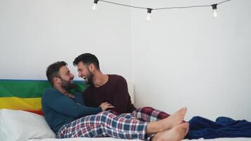 två män skrattande och leende i säng video