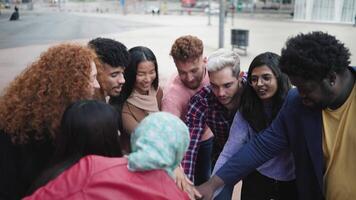 Lycklig raser grupp av olika vänner hänga ut i de stad - ung människor livsstil begrepp video