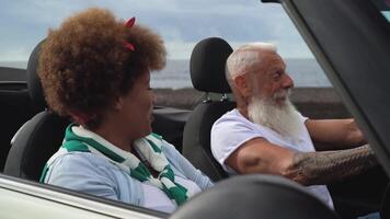 Lycklig senior par har roligt körning på ny konvertibel bil - mogna människor njuter tid tillsammans under väg resa Turné semester - äldre livsstil och resa kultur begrepp video