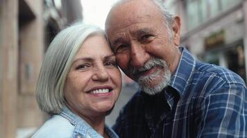 contento latino anziano coppia sorridente in il telecamera - anziano persone e amore relazione concetto video
