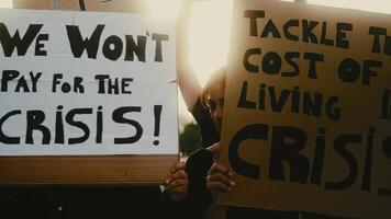 gemischtrassig Menschen protestieren gegen finanziell Krise und global Inflation - - wirtschaftlich Gerechtigkeit Aktivismus Konzept video