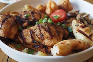 parrilla pollo carne servido con ensalada en un plato foto