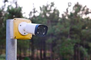 cámara de seguridad cctv operando al aire libre foto