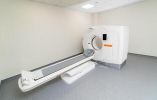 tomografía escáner en hospital pabellón. selectivo atención en mri mesa con No paciente. moderno mri equipo en clínica. de cerca. foto