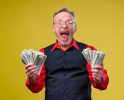 retrato de muy emocionado hombre con manojo de dinero. suerte día. humano emociones y facial expresiones foto