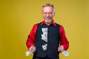 mayor hombre chico won el lotería, ventilador de dinero cerca cara de antiguo hombre. suerte día. humano emociones y facial expresiones foto