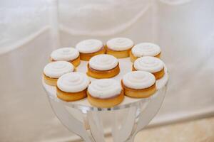 almendra galletas, dulce pasteles para un Boda banquete. un delicioso recepción, un lujoso ceremonia. mesa con dulces y postres delicioso vistoso francés postres en un plato o mesa. caramelo bar. foto