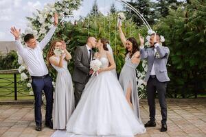 Boda foto sesión en naturaleza. el novia y novio y su amigos