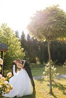 Boda Pareja en un caminar en el otoño parque. el novia en un hermosa blanco vestido. amor y relación concepto. novio y novia en naturaleza al aire libre foto