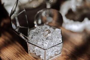 elegante Boda anillos letras desde el novia y novio. promesas compromiso. lujo matrimonio y Boda accesorio concepto. dos Boda anillos y un Boda invitación foto