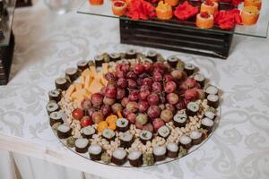 Sushi bar entre abastecimiento banquete mesa. variedad de aperitivos, aperitivos, Mariscos y cocido comidas desplegado como buffet para boda, Navidad, negocio corporativo, cumpleaños fiesta o otro evento foto