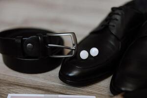 de los hombres accesorios, novio detalles. mirar. de los hombres perfumes preparación para el boda. cuero zapatos. oro Boda anillos arco Corbata Boda ramo de flores de flores foto