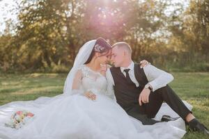 el novia y novio Mira a cada otro en su Boda día. terminado el hombro Disparo de un Boda Pareja. sensibilidad y amor en el ojos. foto