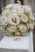 un Boda ramo de flores de blanco rosas soportes en naturaleza foto