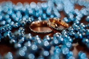 elegante Boda anillos letras desde el novia y novio. promesas compromiso. lujo matrimonio y Boda accesorio concepto. dos Boda anillos y un Boda invitación foto