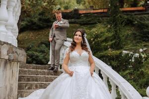 el momento de el primero reunión de el novia y novio con un Boda ramo, el novia es esperando para su amante. foto