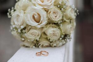 un Boda ramo de flores de blanco rosas soportes en naturaleza foto