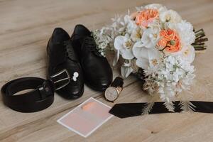 de los hombres accesorios, novio detalles. mirar. de los hombres perfumes preparación para el boda. cuero zapatos. oro Boda anillos arco Corbata Boda ramo de flores de flores foto