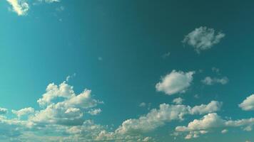 Blau Himmel Hintergrund mit winzig Wolken. niedrig Winkel Sicht. Blau klar Himmel und Weiß Wolken. video