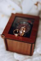 elegante Boda anillos promesas compromiso. lujo matrimonio y Boda accesorio concepto. dos Boda anillos y un Boda invitación. foto