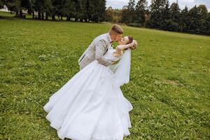 Boda Pareja en un caminar en el otoño parque. el novia en un hermosa blanco vestido. amor y relación concepto. novio y novia en naturaleza al aire libre foto