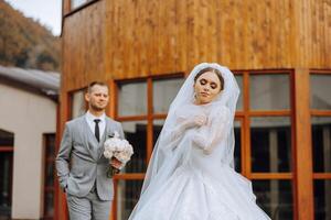 el momento de el primero reunión de el novia y novio con un Boda ramo, el novia es esperando para su amante. foto