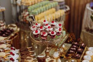 almendra galletas, dulce pasteles para un Boda banquete. un delicioso recepción, un lujoso ceremonia. mesa con dulces y postres delicioso vistoso francés postres en un plato o mesa. caramelo bar. foto