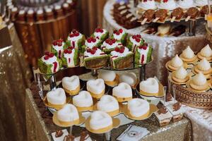 almendra galletas, dulce pasteles para un Boda banquete. un delicioso recepción, un lujoso ceremonia. mesa con dulces y postres delicioso vistoso francés postres en un plato o mesa. caramelo bar. foto