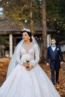 el momento de el primero reunión de el novia y novio con un Boda ramo, el novia es esperando para su amante. foto