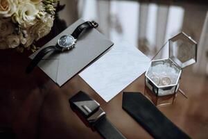 de los hombres accesorios, novio detalles. mirar. de los hombres perfumes preparación para el boda. cuero zapatos. oro Boda anillos arco Corbata Boda ramo de flores de flores foto