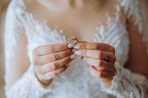 de cerca de un elegante diamante anillo en un mujer dedo con un moderno manicura, luz de sol. amor y Boda concepto. suave y selectivo enfocar. foto